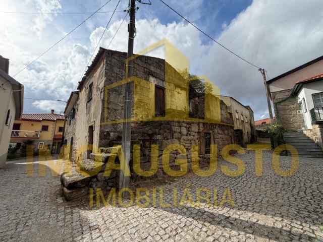 Duas moradias em granito para reconstrução
