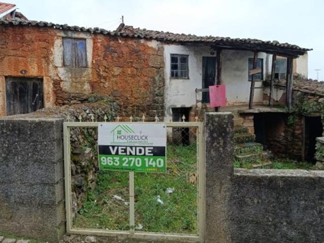 Duas Moradias em Xisto com Espaço Exterior