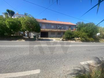 Moradia Bifamiliar com Rendimento Imediato em A dos Bispos, Vila Franca de Xira