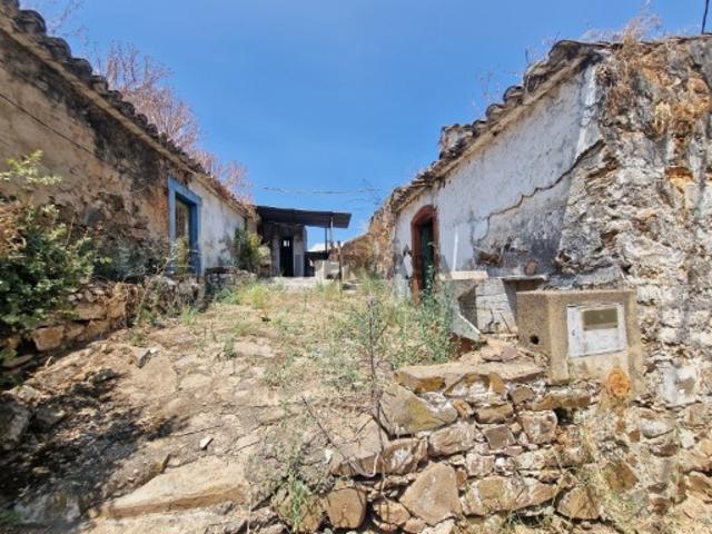 DUAS MORADIAS GEMINADAS PARA RENOVAÇÃO COM BELAS VISTAS PARA O CAMPO E PARA A SERRA, NUM TERRENO DE 305,00 M²