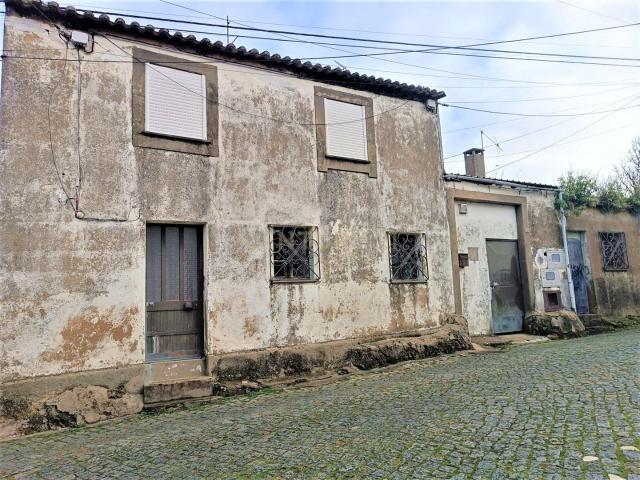 Duas moradias juntas para remodelar ou edificar 3 mordias à entrada de Esmoriz, Ovar, Aveiro