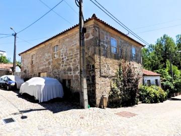 Duas moradias para restauro + Anexo em Fafe