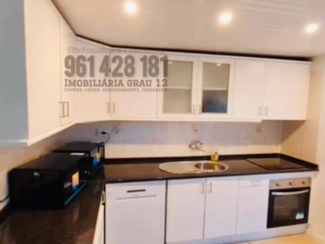Duas Moradias Remodeladas com Rendimento de 3.750€, Ajuda
