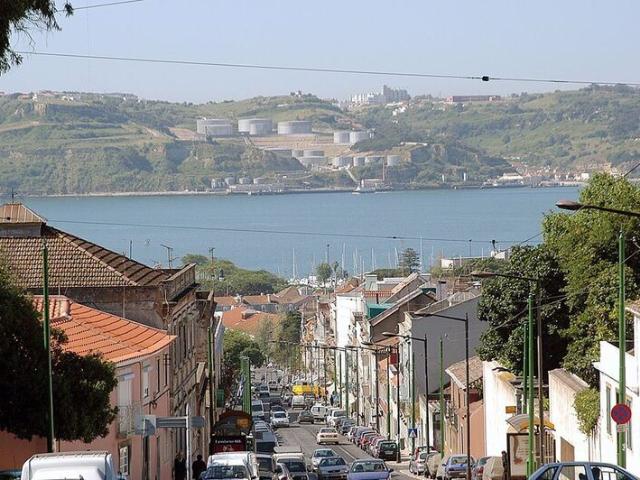 Duas moradias remodeladas de dois pisos, localizadas na Ajud. m² Ajuda