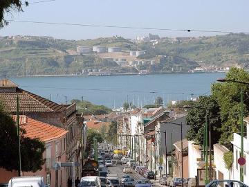 Duas moradias remodeladas de dois pisos, localizadas na Ajud. m² Ajuda