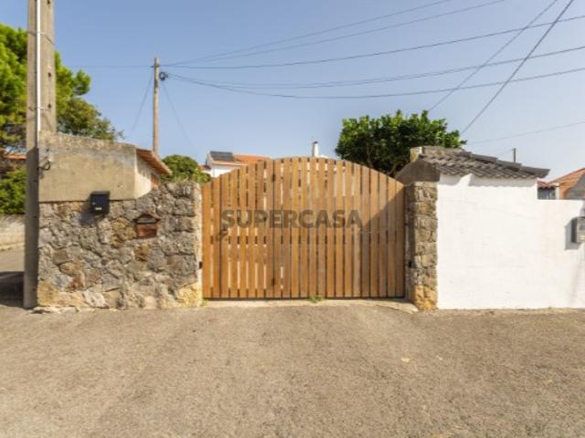 Duas moradias, um terreno com 650 m² e uma vista privilegiada para a Serra de Sintra