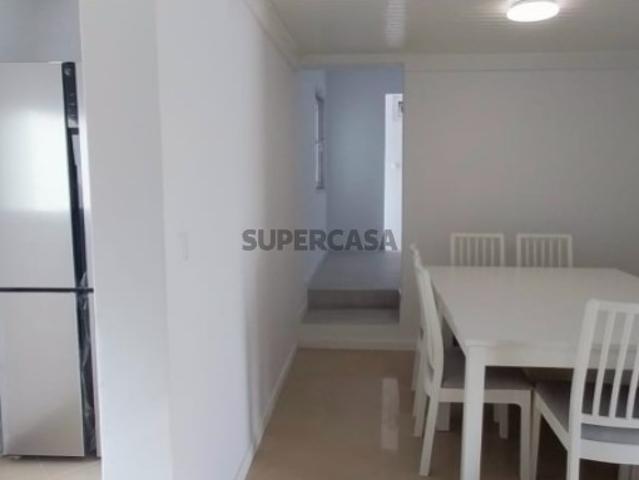 Duas Moradias 10 assoalhadas remodeladas com 2 pisos, ligadas entre si e vendidas em conjunto!
