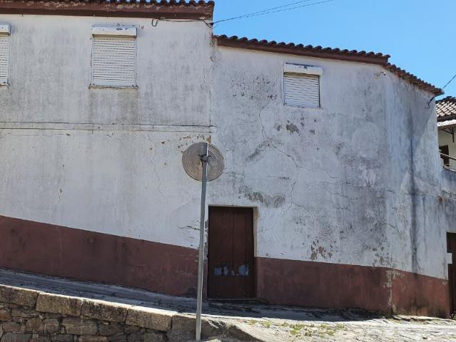 Duas casas numa Aldeia vinhateira