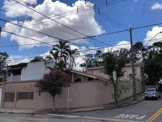 Duas Casas no Mesmo Terreno: 3 Dormitórios, Suíte e Área Gourmet em Bairro Privilegiado
