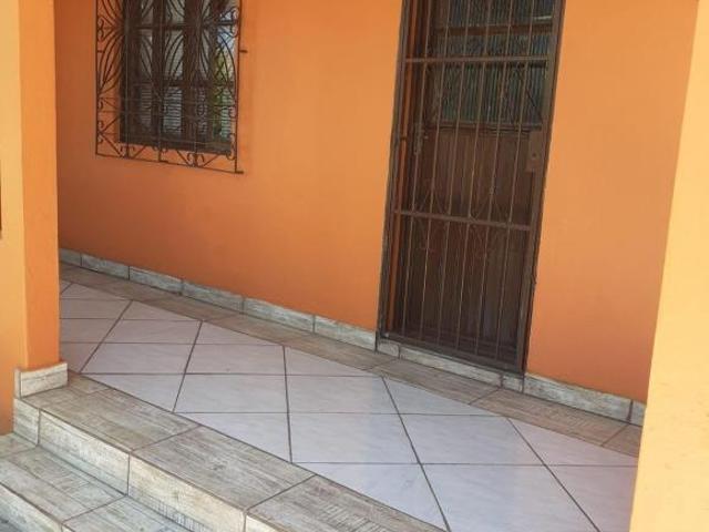 Duas Casas no Mesmo Terreno com 169m² e Entradas Independentes