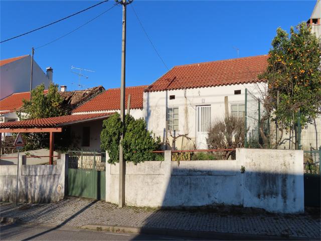 Duas Casas com Jardim vedado, em condições habitáveis e todas as facilidades, possível viver numa e fazer uma Guest House na outra