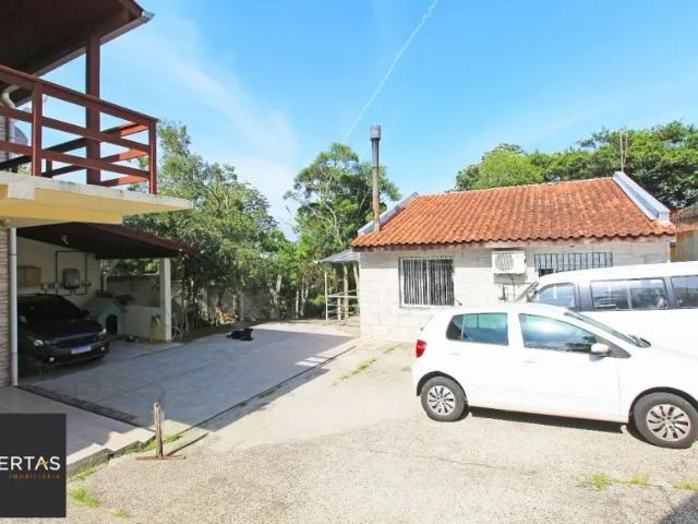 Duas casas em meio a muita natureza