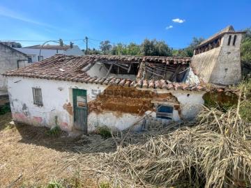 Duas casas em ruínas