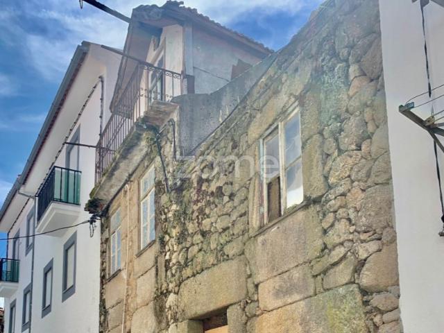 Duas casas em ruinas, em banda, 3 pisos, 140m2 Melo Gouveia Guarda
