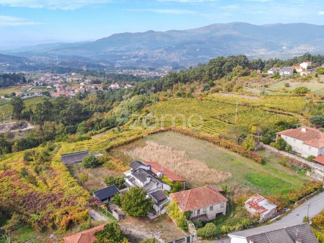 Duas casas em uma propriedade com produção de vinhedos em Roussas, Melgaço