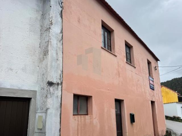 Duas casas geminadas com vistas deslumbrantes, em ambiente rural tranquilo