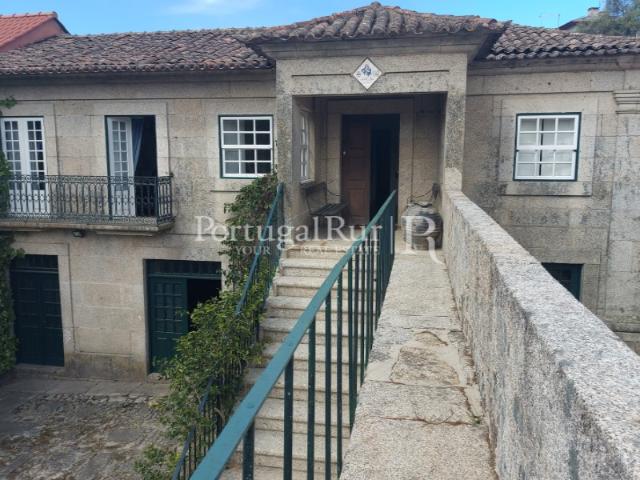 Duas casas independentes com jardim e quinta