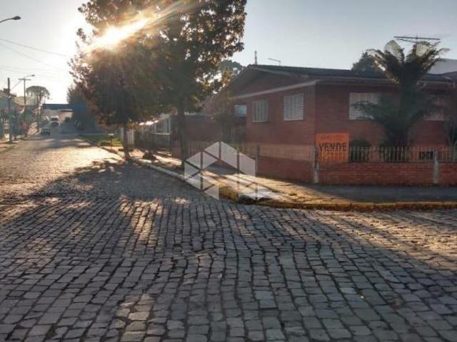 Duas casas lado a lado com 319,22m2 no centro de São Francisco de Paula