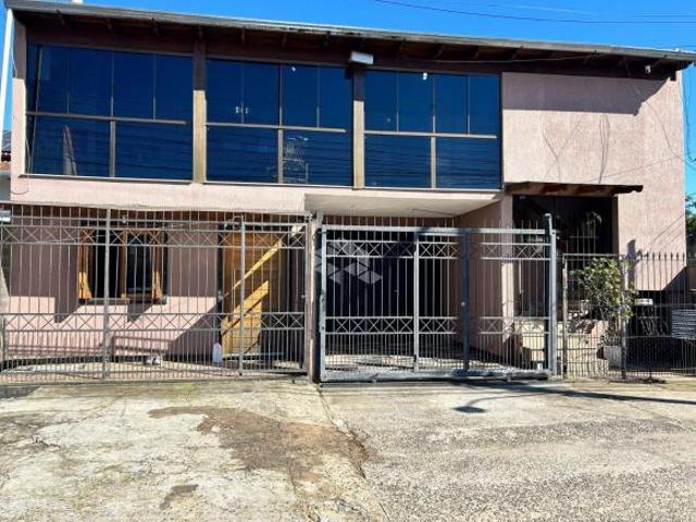 Duas Casas + Pavilhão à Venda! Ideal para Morar e Investir!