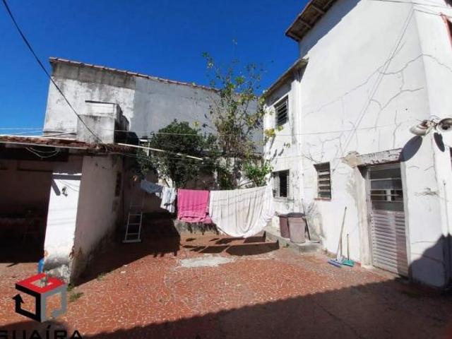 Duas casas térreas no terreno de 437 m² com garagem descoberta para 5 carros, num terreno de 8 metro