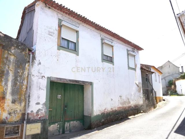 Duas Casas Usadas em Foz de Arouce, Lousã 567m² por 150.000€