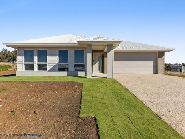 DUCTED AIR CON FAMILY HOME WITH 3 LIVING AREAS!