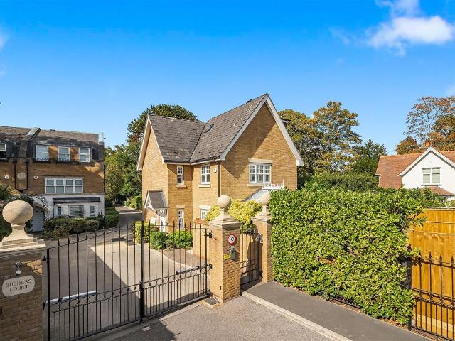 Duchess Court, Weybridge KT13, 4 bed detached house to rent, £3,400 pcm | PrimeLocation