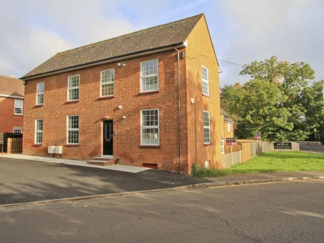 Ducks Hill Road, Northwood HA6 2 bed terraced house to rent £2,050 pcm £473 pw