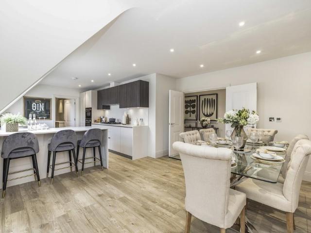 Ducks Hill Road, Northwood, HA6 2 bed flat to rent £3,500 pcm £808 pw