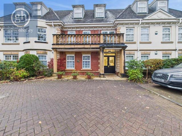 Ducks Hill Road, Northwood HA6 2 bed flat to rent £2,200 pcm £508 pw