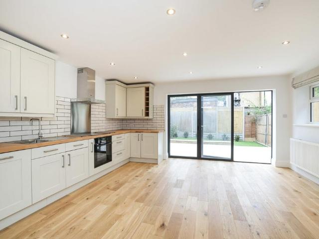 Ducks Hill Road, Ruislip, HA4 3 bed semi detached house to rent £2,400 pcm £554 pw