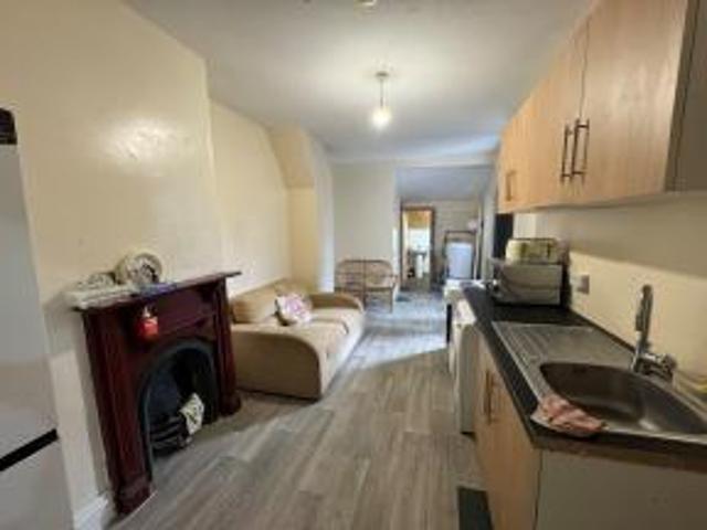Duckworth Lane, Bradford, West. 4 bed flat to rent £595 pcm £137 pw