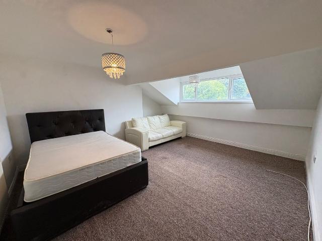 Duckworth Lane, Bradford BD9, 2 bed flat to rent, £725 pcm | PrimeLocation