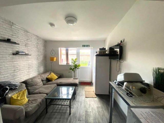 Dudley DY2 1 bed in a house share to rent £550 pcm £127 pw