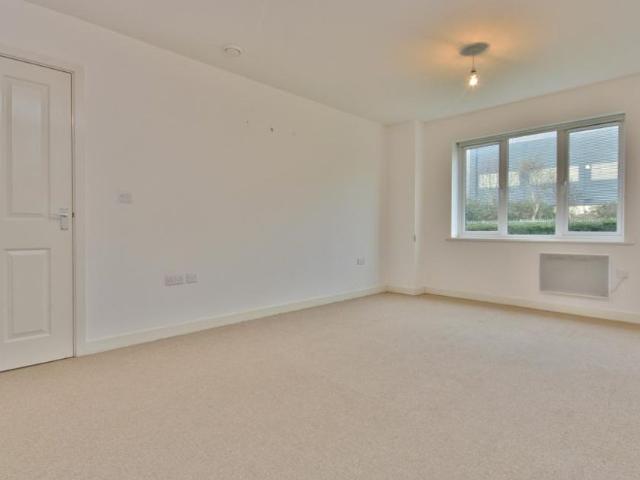 Dudley Place, Stanwell, Staines upon Thames, Surrey, TW19 7BG