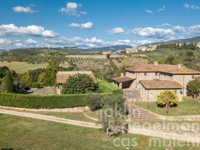Due casali per un totale di 10 camere da letto e una piscina. 860m² Reggello