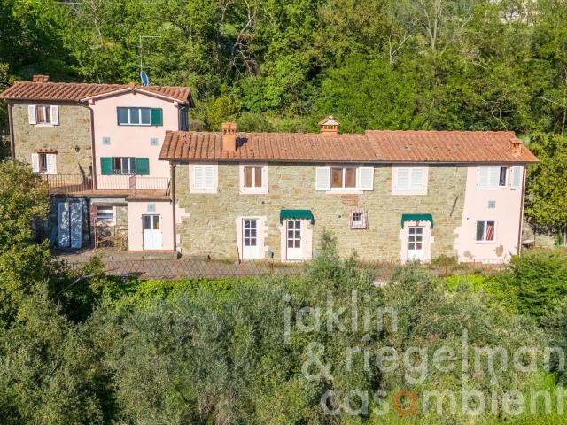 Due case in posizione collinare vicino a Reggello 532m² Reggello