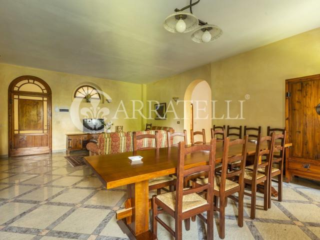 Due appartamenti per un totale di 270 mq in villa a Montepul. 273m² Montepulciano