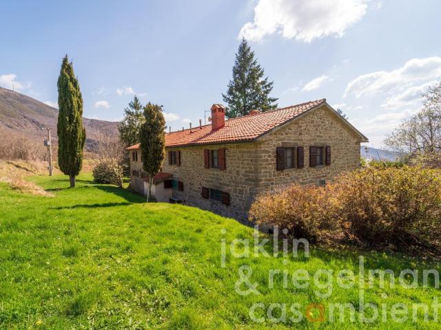 Tenuta con 2 sorgenti su 23 ha in posizione elevata vicino a. 1240m² Castelfranco di Sopra
