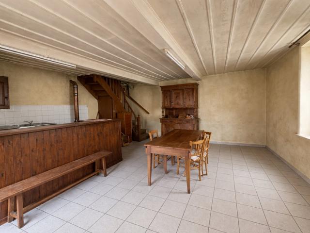 DUERNE CENTRE VILLAGE Maison en pierre à rénover intégralement Fort potentiel avec extérieur à l'arrière