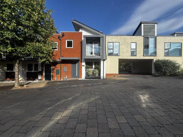 Duke Of York Way, Maidstone ME17 3 bed house to rent £1,750 pcm £404 pw
