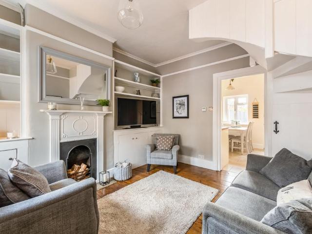 Duke Street Windsor SL4 2 bed terraced house to rent £2,800 pcm £646 pw