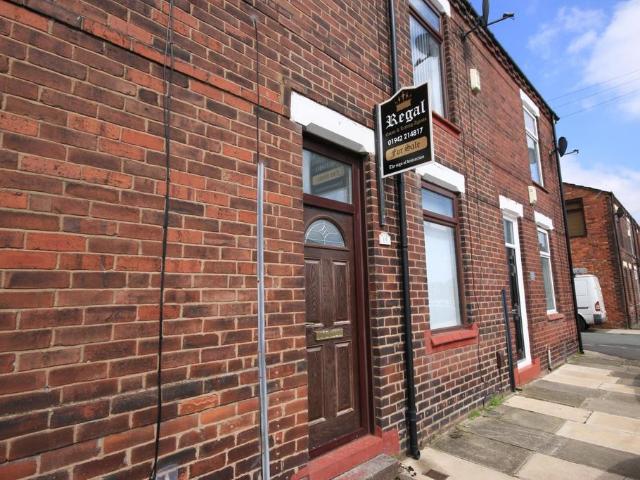 Duke Street, Goose Green, Wigan, WN3 6QX 2 bed terraced house to rent £750 pcm £173 pw