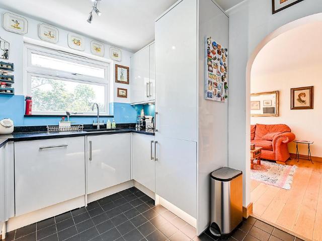 Dukes Avenue, New Malden, New Malden. 2 bed flat to rent £2,000 pcm £462 pw