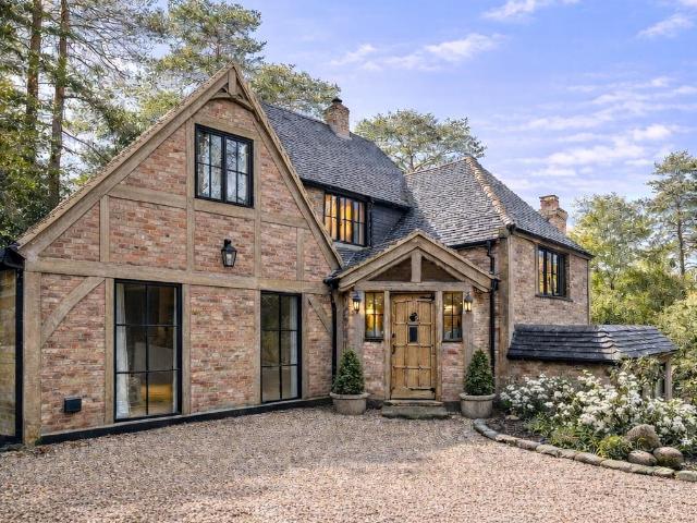Dukes Covert, Bagshot 4 bed detached house to rent £8,500 pcm £1,962 pw