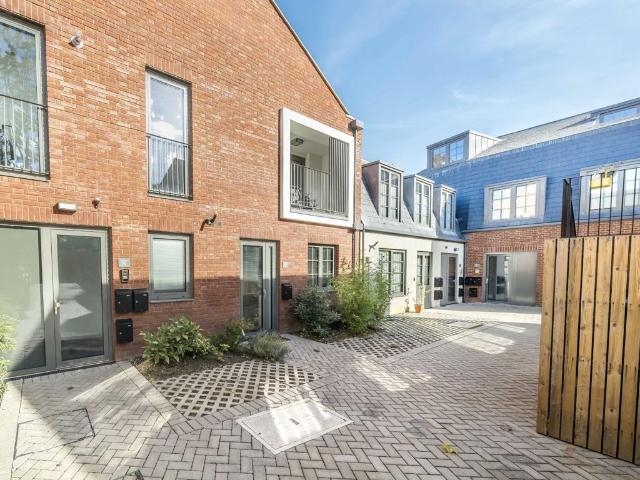 Dukes Mews, London N10, 3 bed flat to rent, £3,250 pcm | PrimeLocation