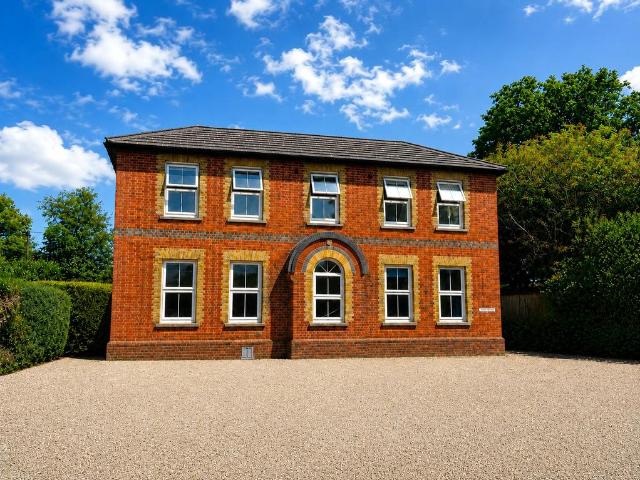 Dukes Ride, Berkshire RG45 2 bed apartment to rent £1,795 pcm £414 pw