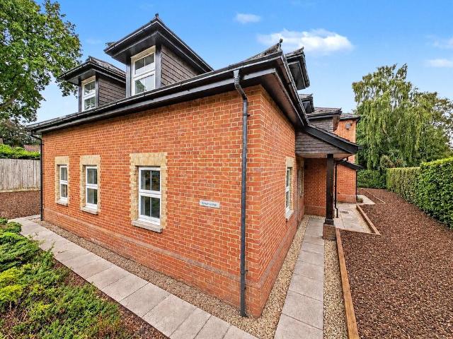Dukes Ride, Berkshire RG45 2 bed apartment to rent £1,795 pcm £414 pw