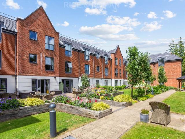 Dukes Ride, Crowthorne RG45, 1 bed flat to rent, £1,700 pcm | PrimeLocation