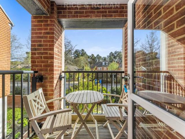 Dukes Ride, Crowthorne RG45 1 bed retirement property to rent £1,750 pcm £404 pw